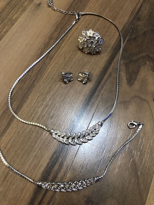 Бижута AVON всички за 30 лв