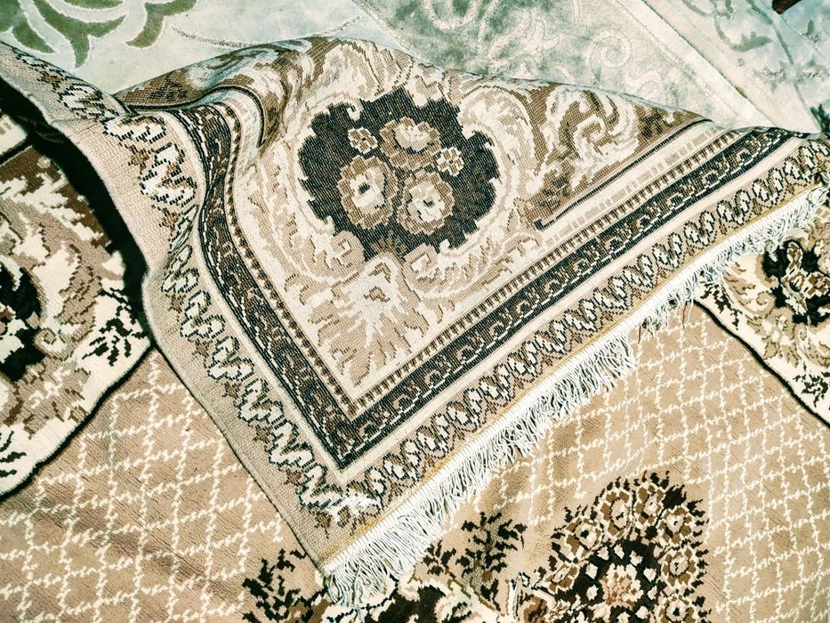 Vand doua covoare persane calitative.