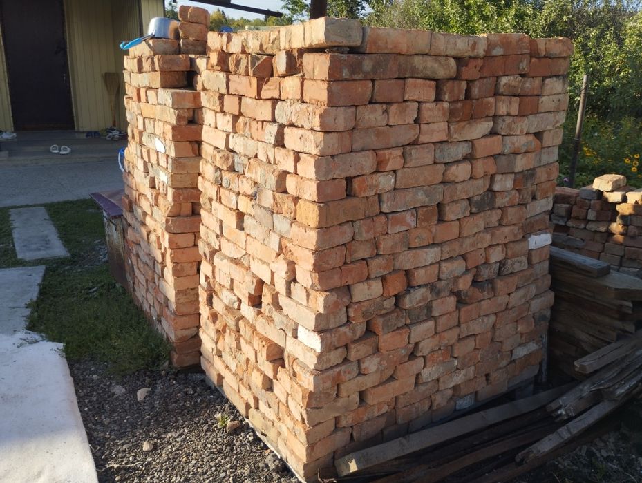 Продам б/у красный керпич половинки и четвертинки.