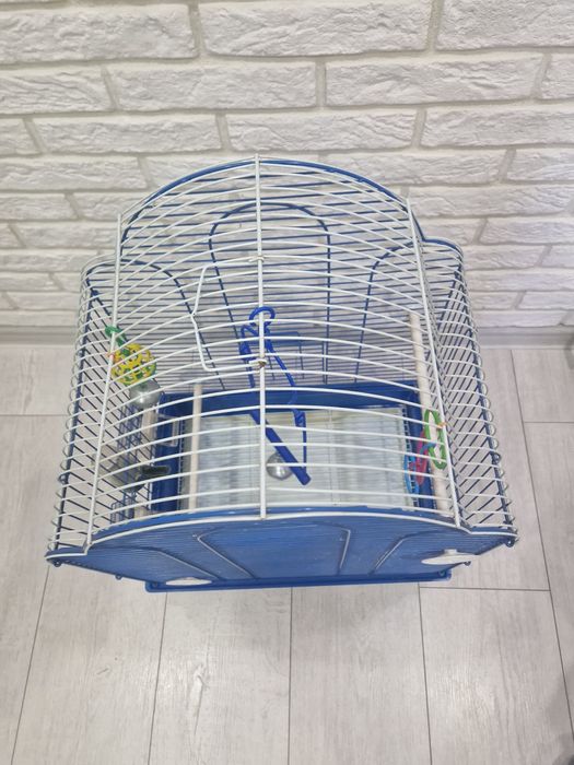 Продам большую клетку для попугаев