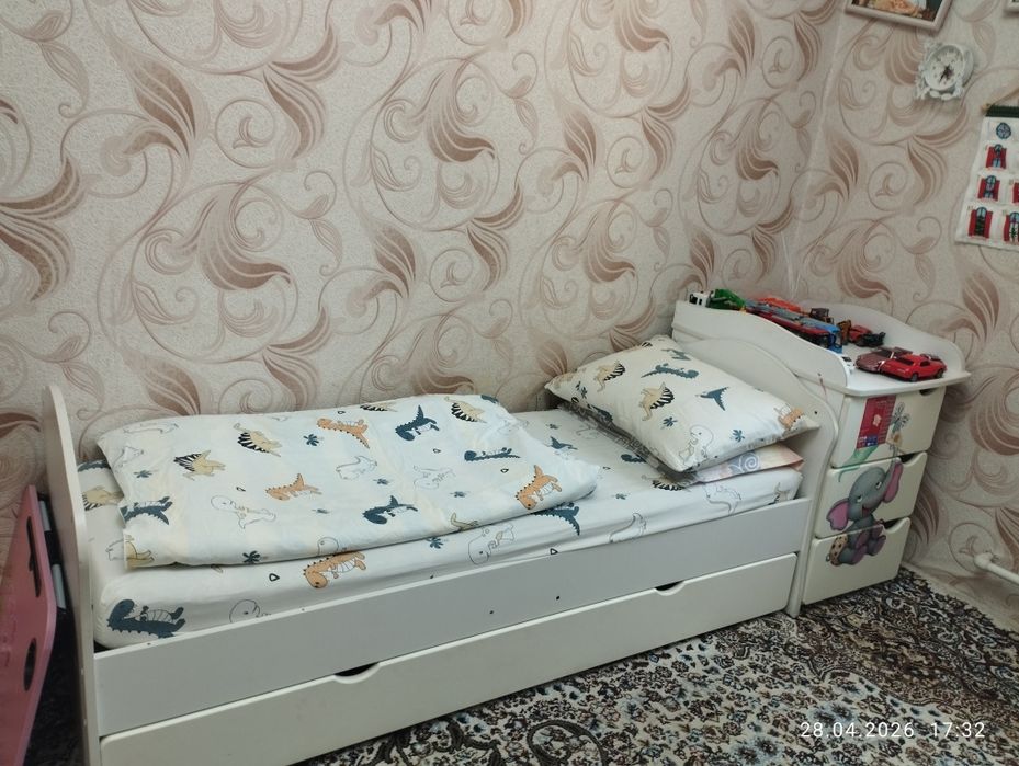 Detski karavat sotiladi yaxshi holatda matras bilan