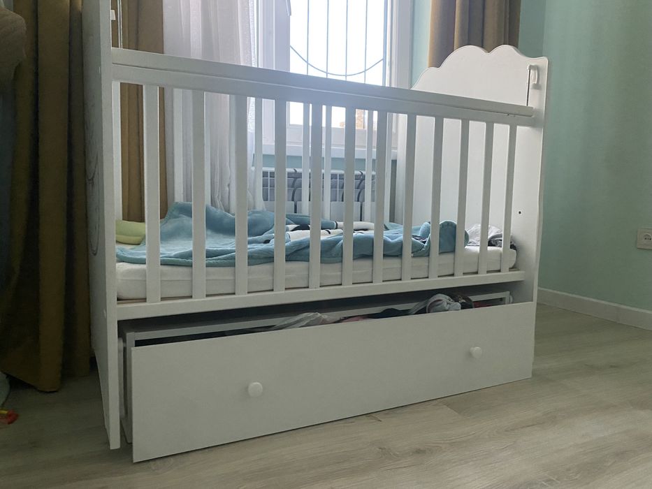 Манеж детский в хорошем состоянии белого цвета