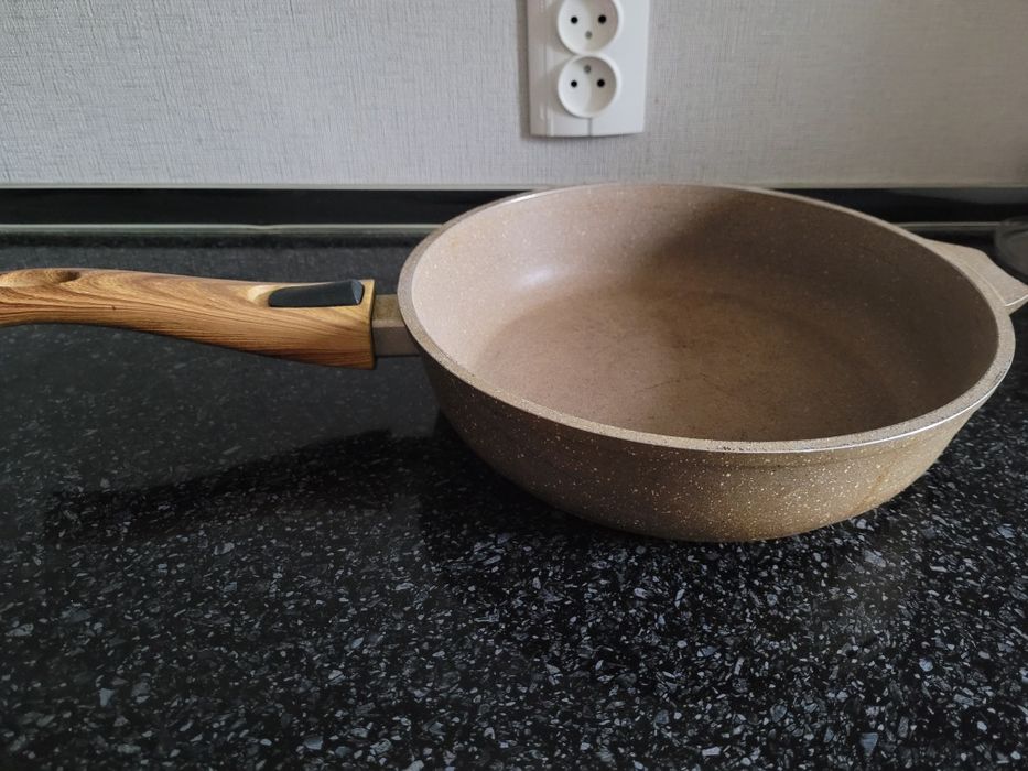 Продам сковорода с крышкой