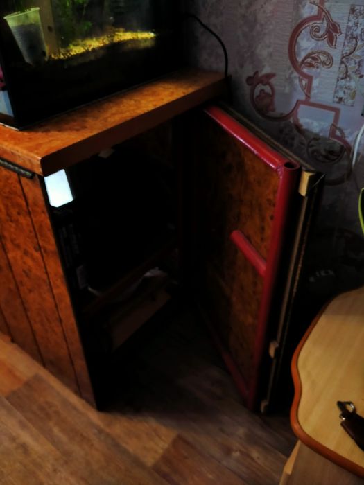 Продам действующий аквариум 400  литров