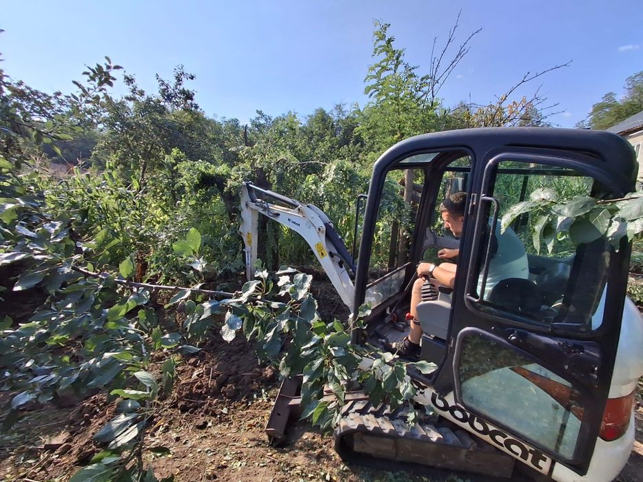 Execut lucrari cu mini excavator