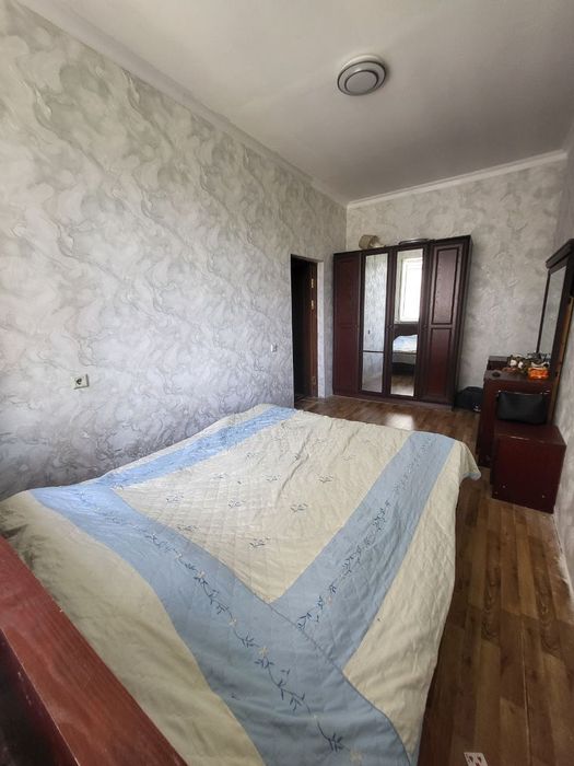 Продается 2 комнатная (переделанная в 3) квартира