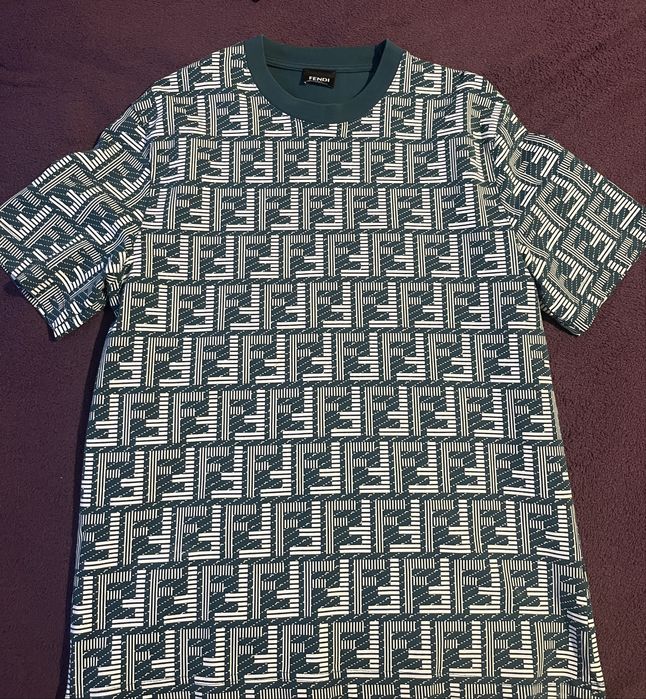 Vand tricou barbati fendi nou