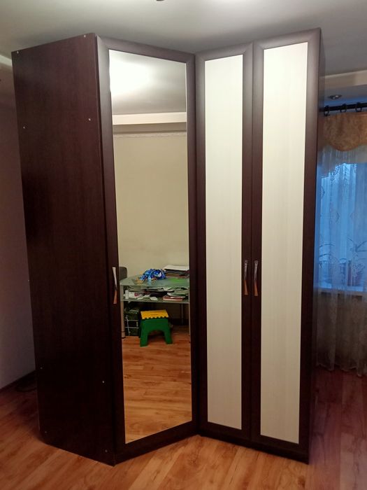 Шкаф угловой продам.