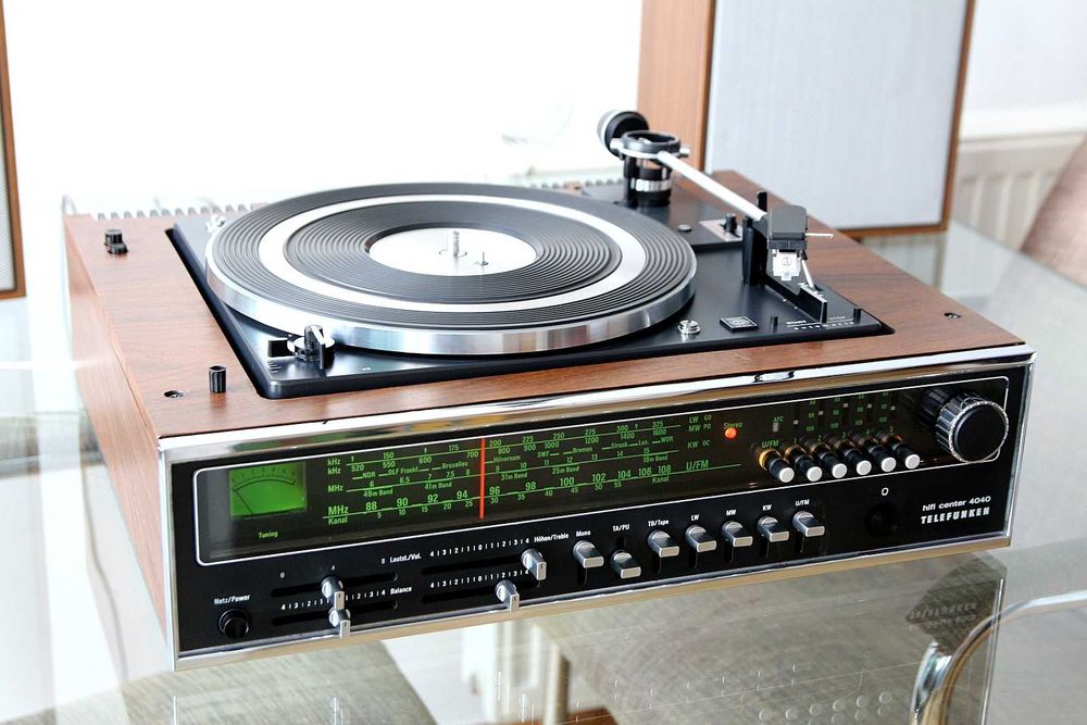 Telefunken 4040 HI-FI center cu pick-up PE 3046 , radio si amplificare 2 X 22 Wati 4 Ohmi si boxe Dual CL 136 complet revizuit