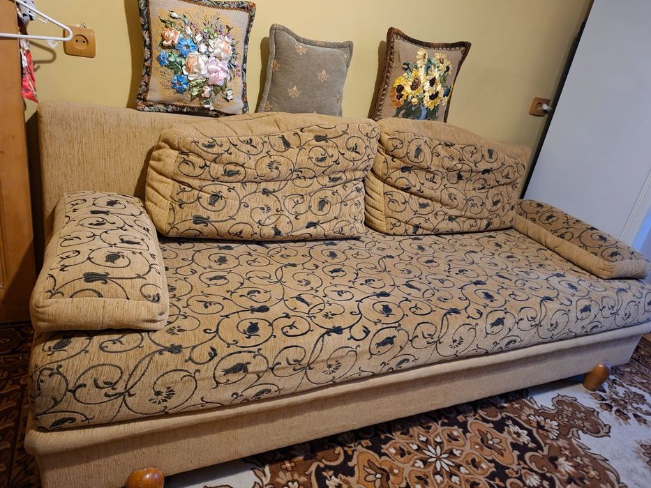 Продам  диван-тахту в хорошем состоянии.