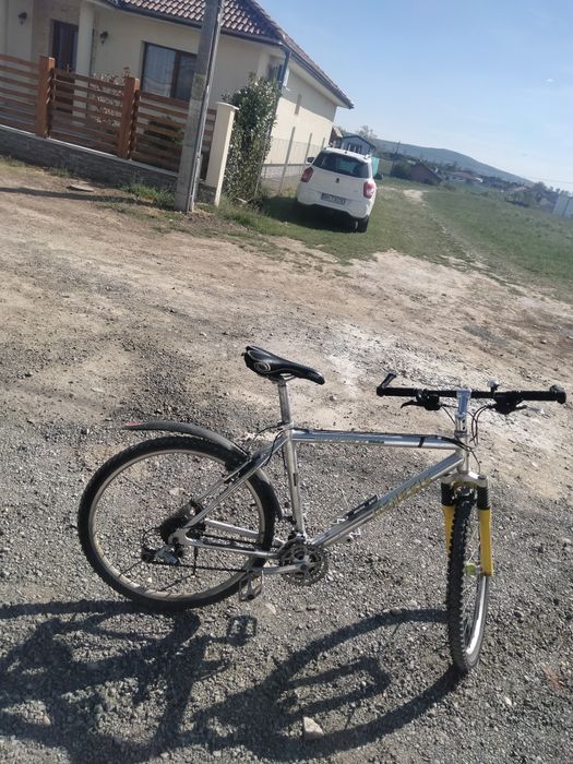 Vând bicicletă Genesis