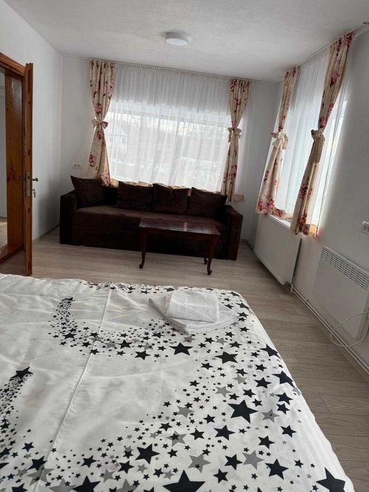 Inchiriez casa 215 mp, parter + etaj, 4 dormitoare, bucatarie, 3 bai