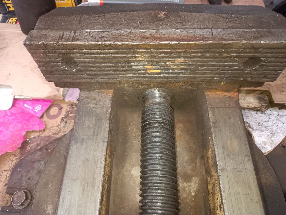 Фрезерные тисы,большие.