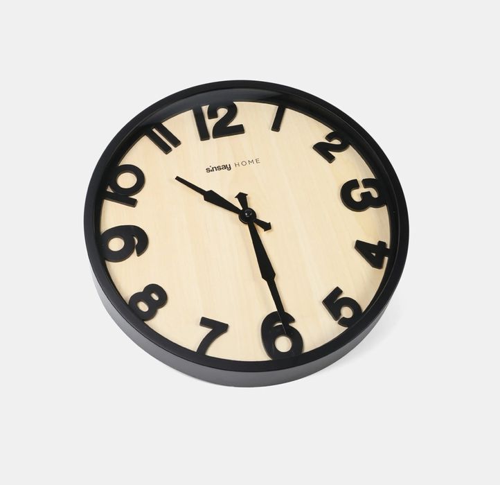 Стенен часовник в модерен стил