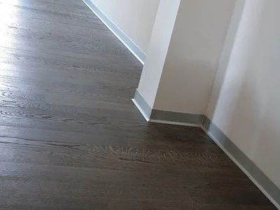 Алюминиевые плинтусы: стиль и прочность по доступной цене!
