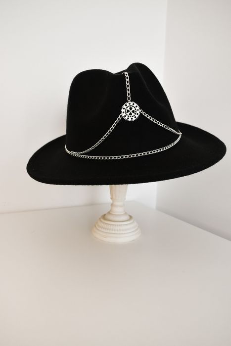 Pălărie accesorizata manual neagra