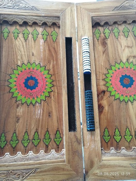 Торангул дарахтидан ясалган чиройли нарда.