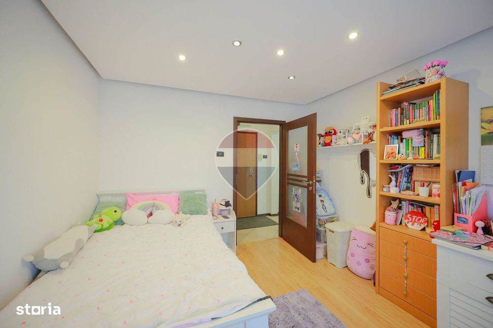 De vânzare apartament cu 4 camere și un loc de parcare, în Rogerius