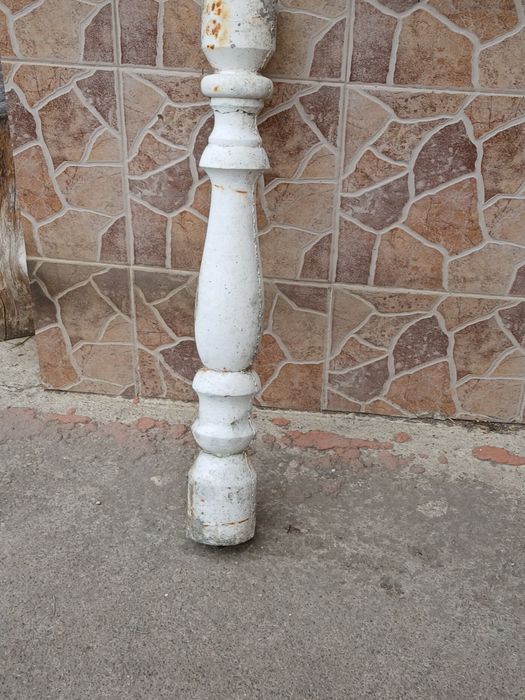 Vând stâlpi de beton albi.