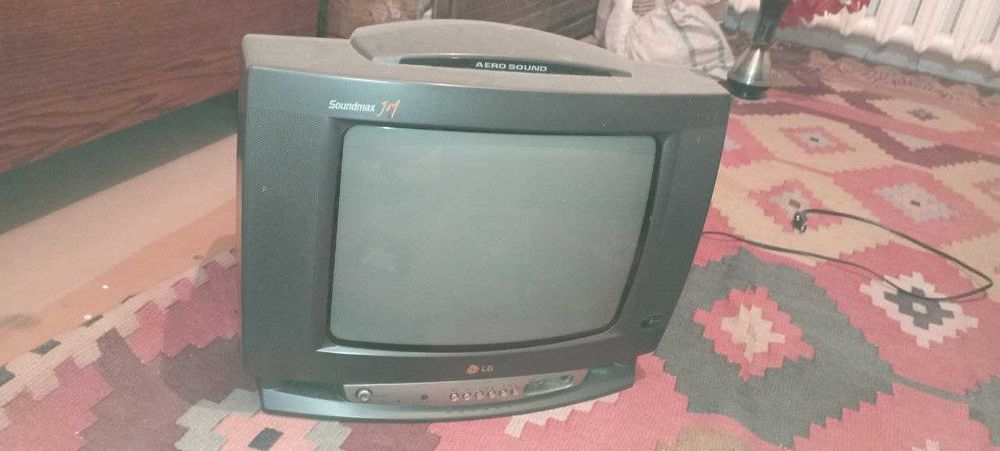 телевизор LG цветной