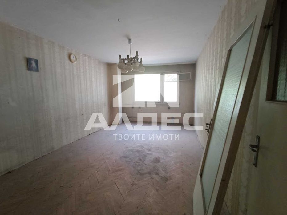 Продава се партерен тристаен ап. в Мед. Академия!