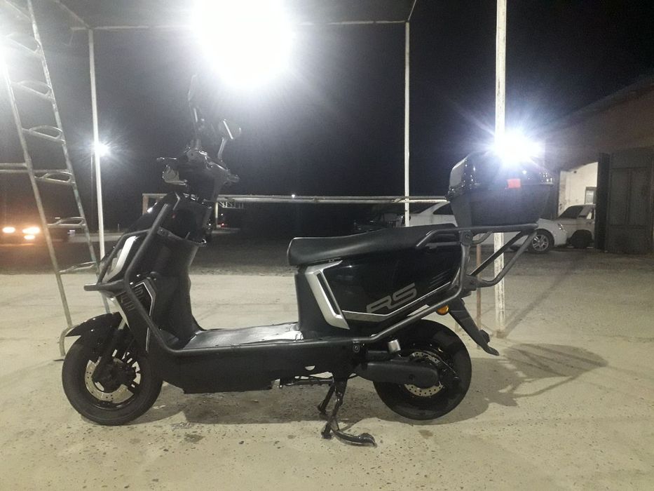 Skutir Tok bilan yuradi