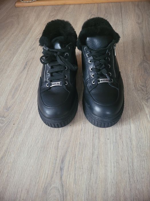 Продаю  почти новые ботинки
