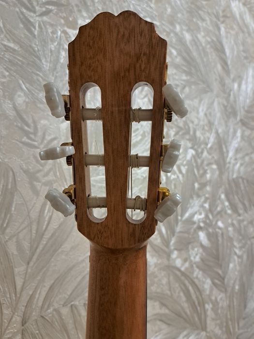 Продам классическую гитару.