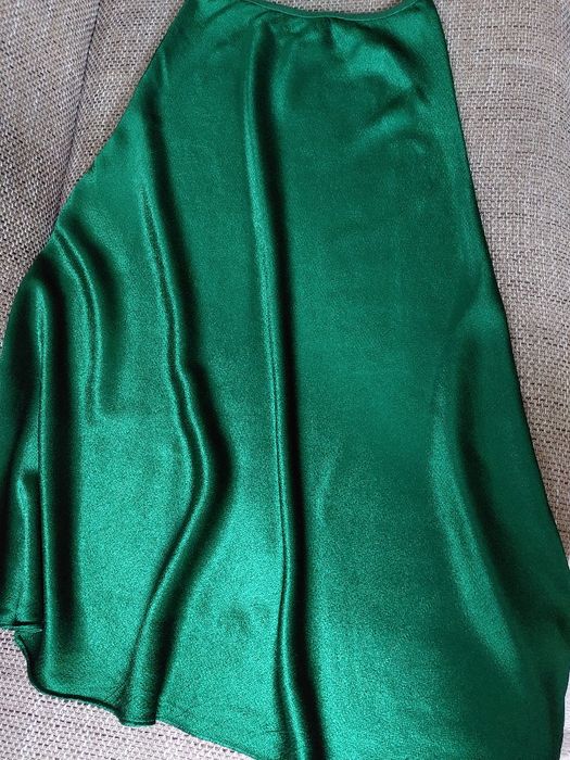 Splendoare de fusta de la Zara, un verde smarald superb, noua, model pe bie