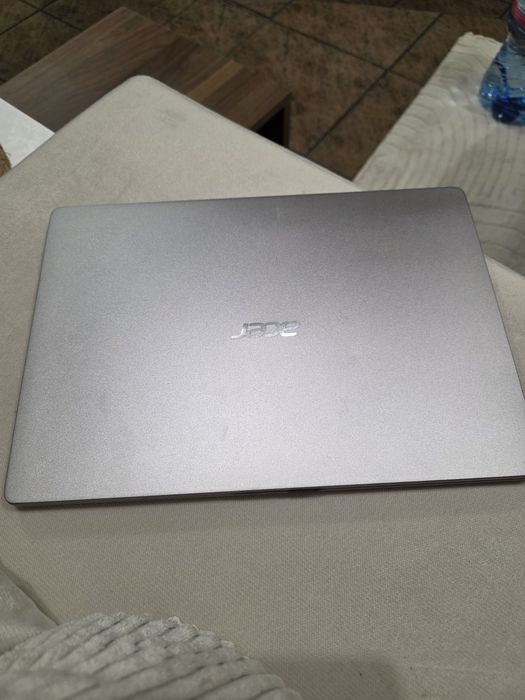 Продавам Acer Swift 1
