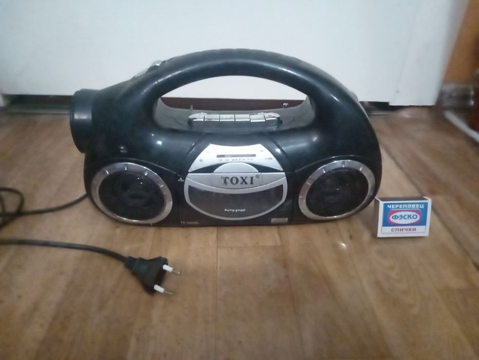 Ретро магнитофон из 90х