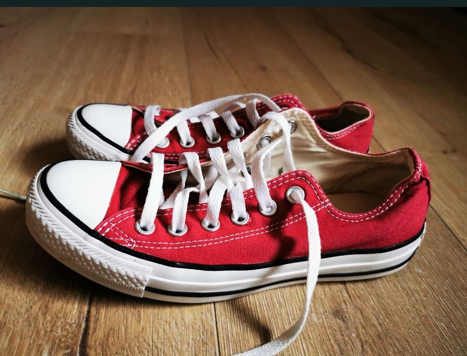 Converse, mărimea 37, culoare vișinie, stare excelenta