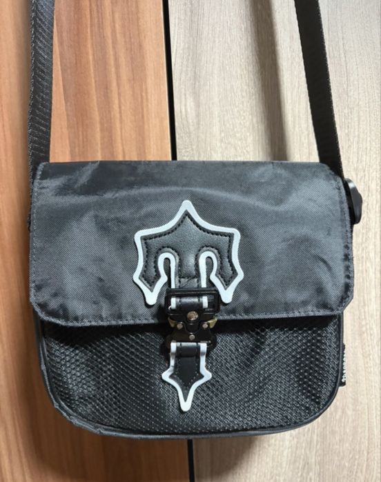 trapstar irongate reflective sidebag