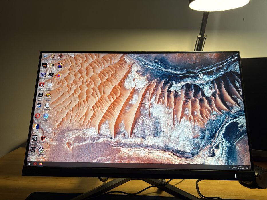 Sistem Ryzen 5 cu Vega 56 si 2 monitoare de gaming.