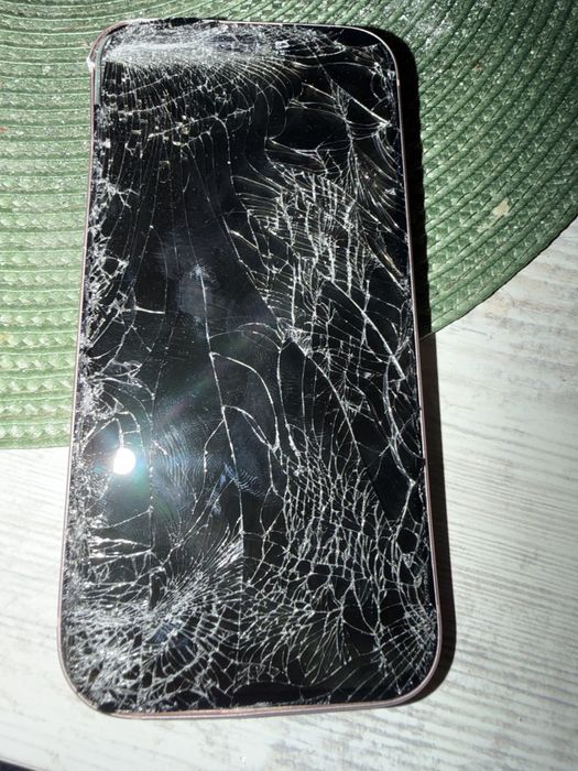 Продавам Айфон СЕ 2020 за части!!