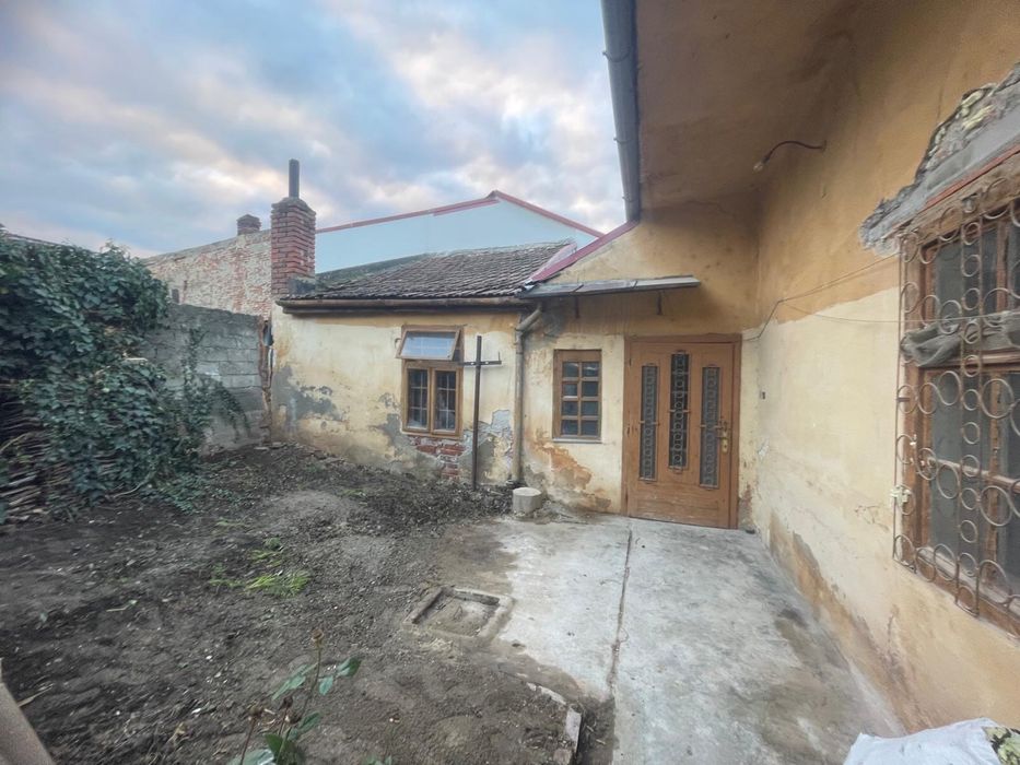 Vand apartament la curte