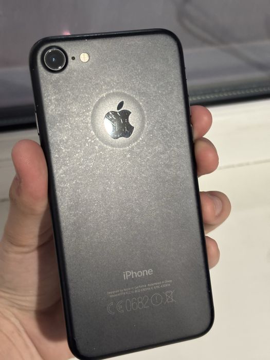 Продаю iPhone 7, перезагружается
