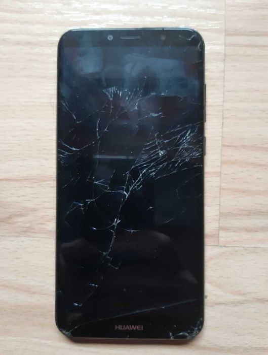 Телефон HUAWEI, работещ и заключен с пукнат дисплей