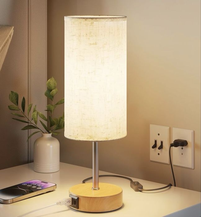 Lampă de noptieră cu funcție de încărcare prin porturi USB-A și USB-C