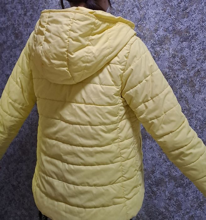 Желтая куртка на весну