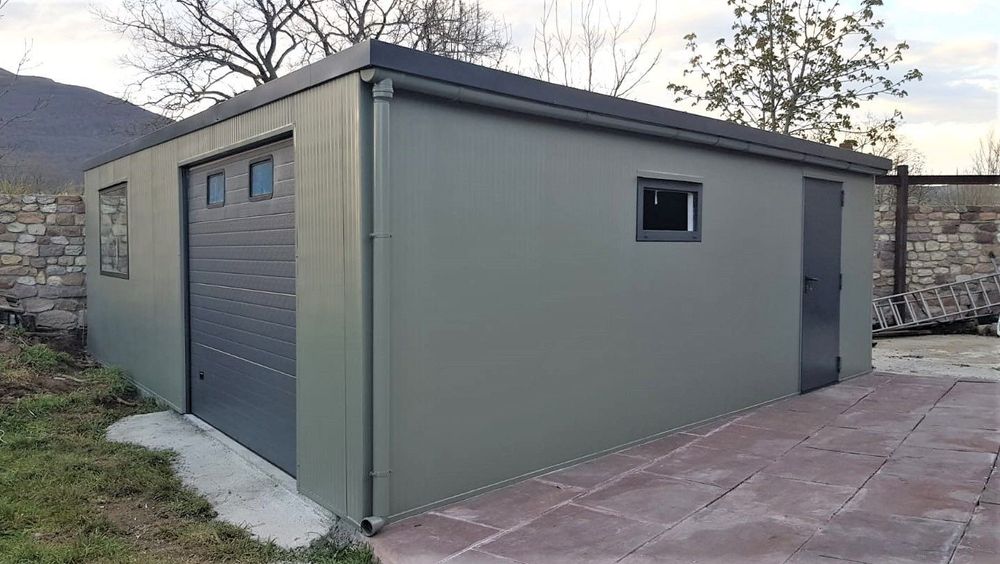 Garaj auto metalic din panouri sandwich  3.3 x 6m