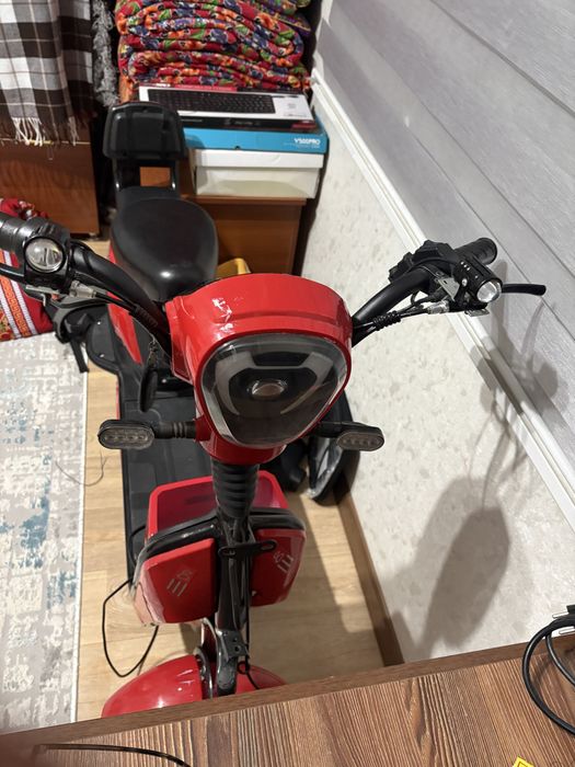 Электро скутер комнотное хранения