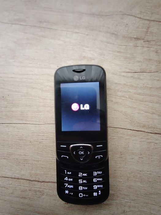 Продавам запазен телефон LG