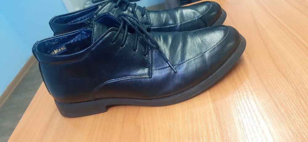 Продам школьные туфли
