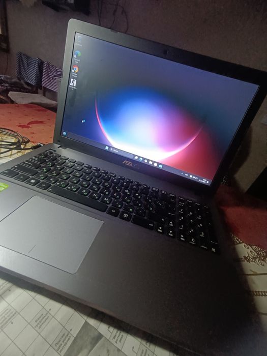 Ноутбук Asus работает от сети .