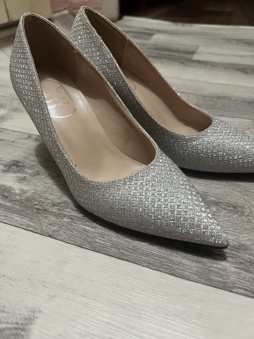 Серебристые туфли