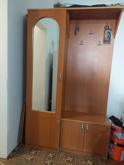 Vând cuier, birou, lada frigorifica