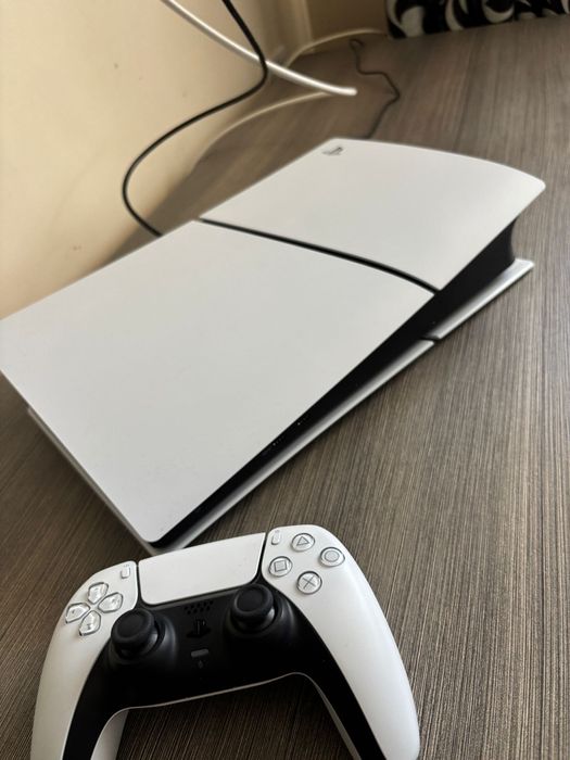 Ps5 slim este foarte impecabil plus o tastatură gratis din partea mea
