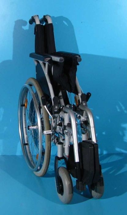 Scaun cu rotile invalizi Breezy - latime sezut 43 cm