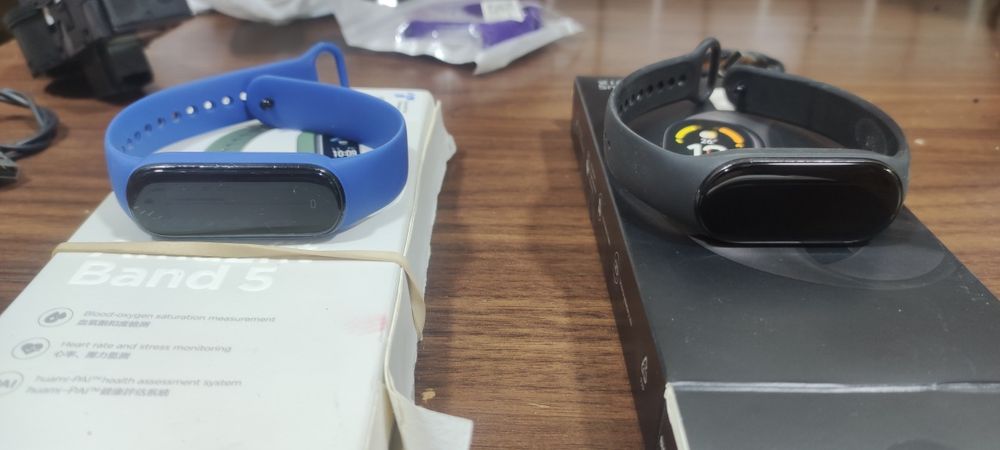 Mi band 5 и 7. 5 в среднем состоянии, 7 в отличном состоянии.